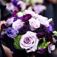 Яркий фиолетово-сиреневый букет невесты из фиалок и роз