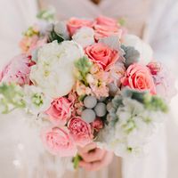 Букет невесты в розово-белых тонах из пионов, фиалок и роз