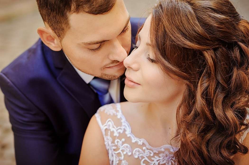 Невеста с прической из распущенных длинных локонов уложенных на бок, с нежным легким макияжем - фото 2882341 Визажист Angelie Blazinski