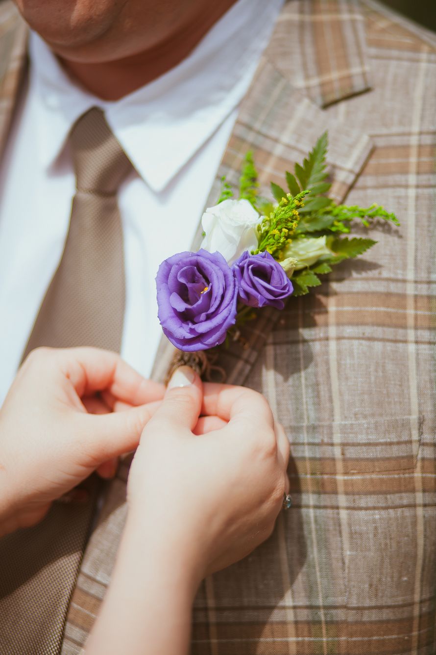 Бутоньерка из белой розы и сиреневых эустом, зеленых листьев папоротника, завязанная серой ниткой, в петлице пиджака - фото 2953301 Студия декора "MY LOVE" 