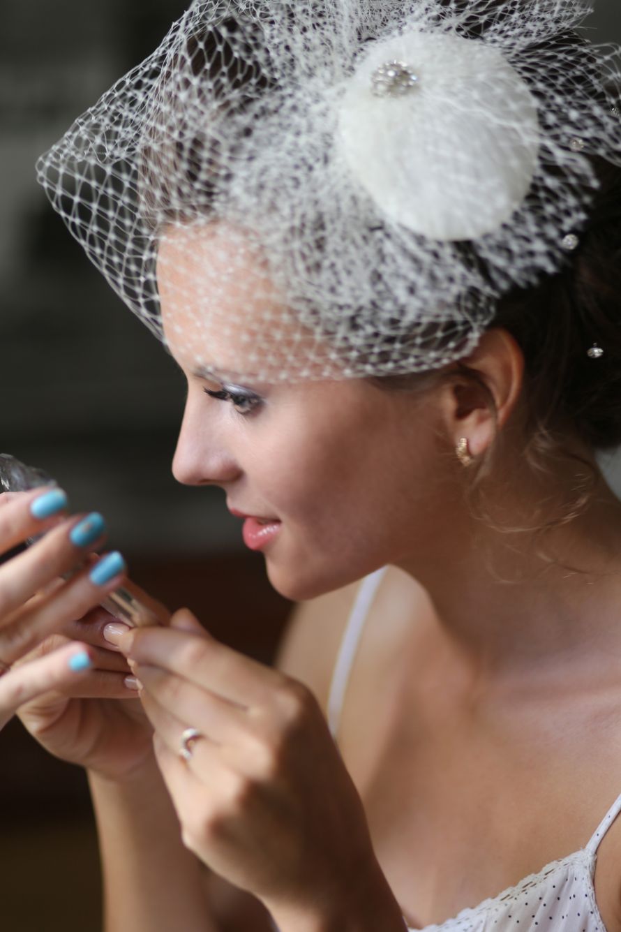 Причёску невесты украшает белая шляпка вуалетка с сеткой-вуалью, закреплённой брошью со стразами - фото 2811561 Свадебный фотограф Ольга Солодовская
