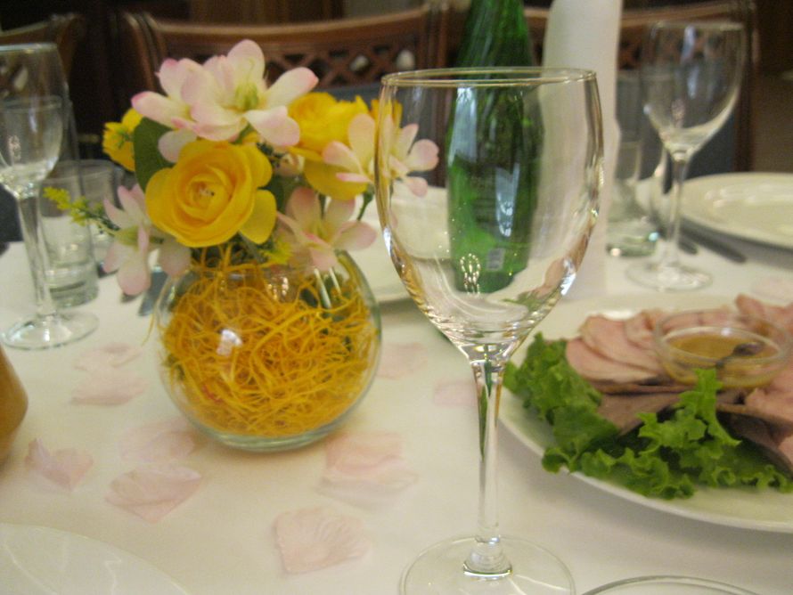 Композиция на столы гостей искусвенные и живые цветы