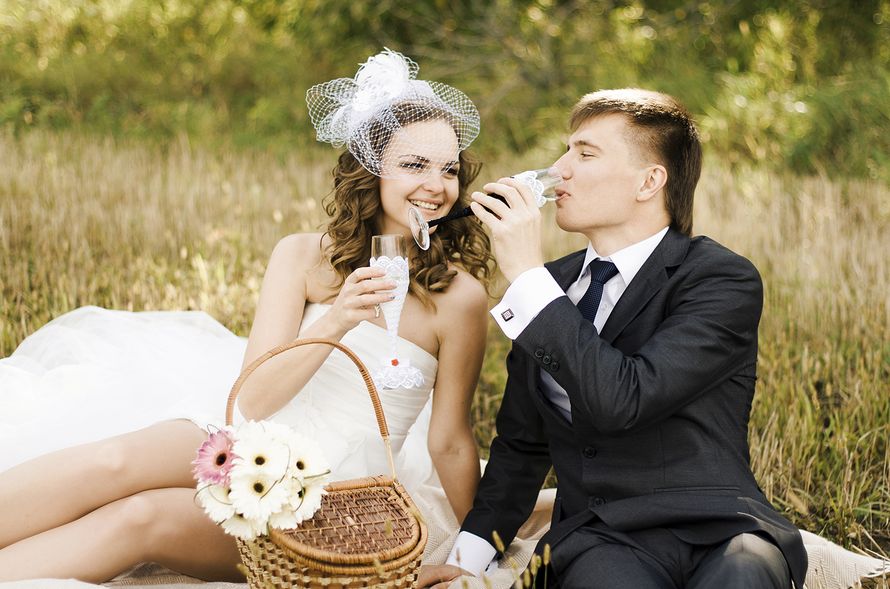 Жених и невеста сидят на бежевом пледе возле корзинки и пьют шампанское - фото 1282653 Анастасия Белякова - свадебный фотограф