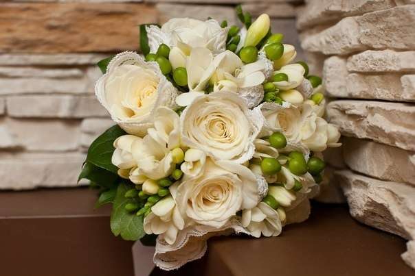Букет невесты из зеленых ягод гиперикума, белых фрезий и роз  - фото 2802809 Дизайнер-флорист Варламова Виктория