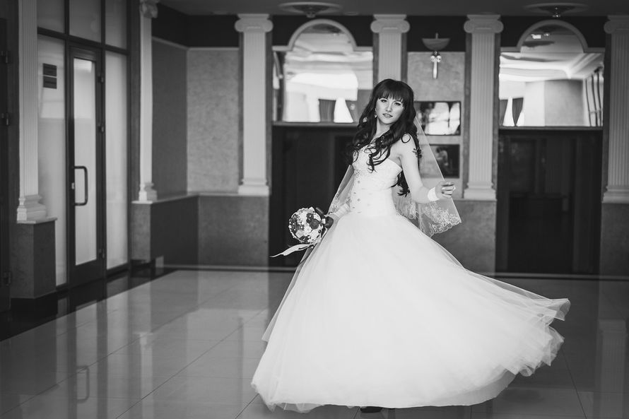 Невеста в классическом белом пышном платье с корсетом с драпировкой  украшенным  цветами - фото 2811785 Арт-студия "Стиль" фотосъёмка