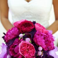 Яркий розовый букет невесты из фиалок и пионов