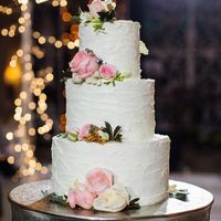 Свадебный торт "с мазками", изготовленный в кондитерской "Колесо времени" для свадьбы, организованной агентством JR Wedding & Events. Фото Katya Sharapova