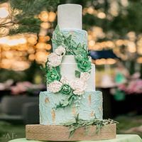 Свадебный торт покрыт мазками с кремом и цветочным декором изготовлен кондитерской "Колесо времени" - дегустация, доставка, заказ тортов на сайте.