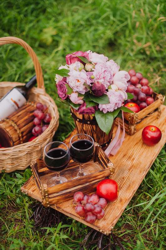 свадебный пикник в стиле шебби шик, декор фотосессиии корзинка с фруктами, вино - фото 6044613 Свадебный фотограф Мари Булкина