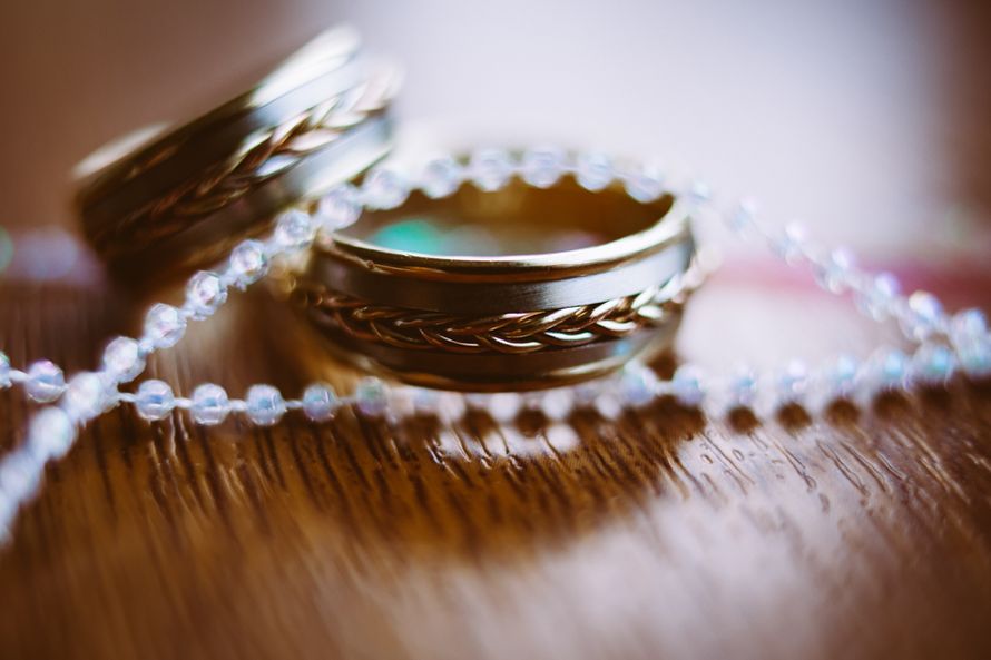 Обручальные кольца из комбинированного золота с плетением на фоне бус. - фото 3007731 Фотограф Наталья Захарова
