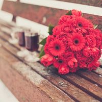 Букет невесты от Эвент Гуру для зимней свадьбы из роз, гербер и тюльпанов 