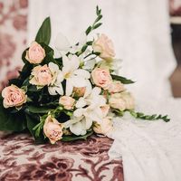 Фото свадебного платья и букета невесты