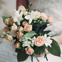 свадебный букет из белых фрезий и кремовых роз