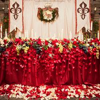 Яркое и насыщенное оформления стола жениха и невесты