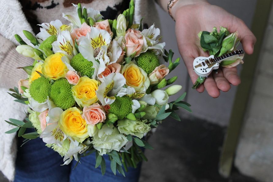 Букет невесты для музыкальной свадьбы с альстромериями, кустовой розой, розами, фрезией и хризантемой - фото 7348956 Невеста01