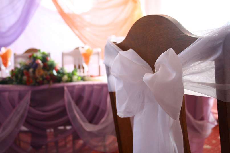 Банты на стулья - фото 2863007 Оформление свадебного зала