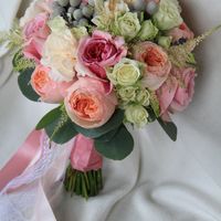букет с пионовидными розами Дэвид Остин, брунией, астильбой и лавандой