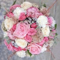 букет с пионовидными розами, астильбой и брунией