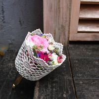 Букет невесты из фиалок и роз в розовых тонах в белом кружевном каркасе