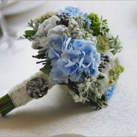 Букет невесты из голубых гортензий и зеленых хризантем