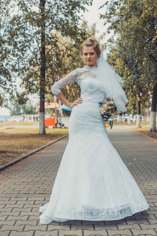 Невеста в закрытом кружевном платье "русалка" белого цвета со шлейфом и рукавами длинной до локтя  - фото 2900675 Фотограф Иван Громов