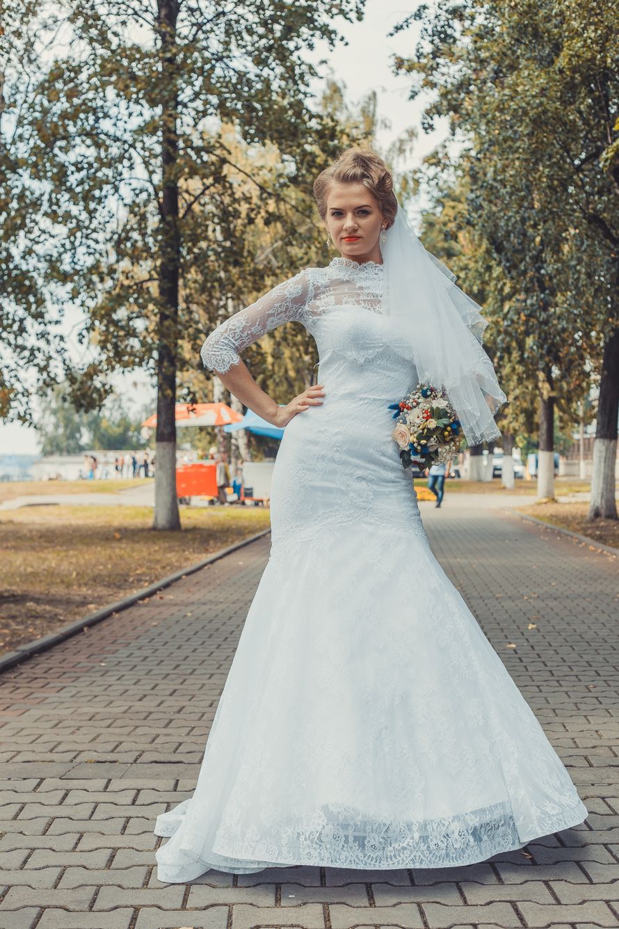 Невеста в закрытом кружевном платье "русалка" белого цвета со шлейфом и рукавами длинной до локтя  - фото 2900675 Фотограф Иван Громов
