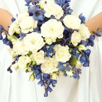 Букет невесты из белых эустом и голубых фиалок