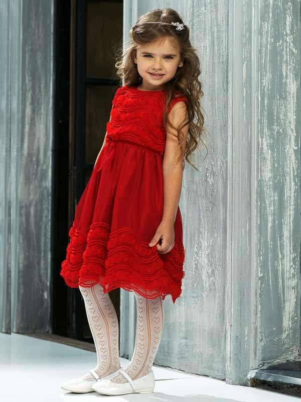 Девочка стоит у старинного здания в красном платье , украшенное кружевом - фото 1569249 "Светлая чайка" - cвадебный салон