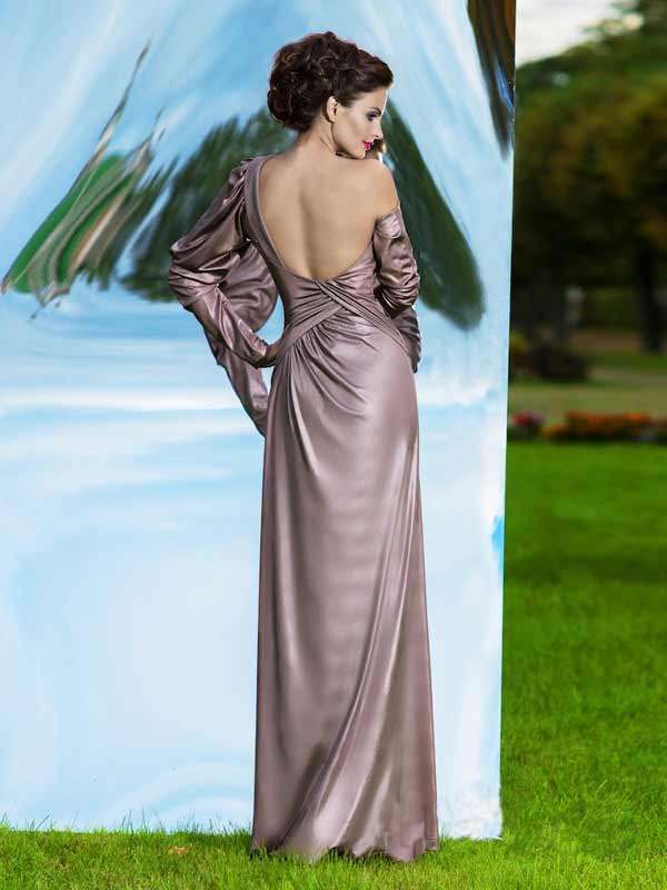 Подружка невесты в коричневом длинном платье с глубоким вырезом на спине, драпировкой, одним оголенным плечом, длинными рукавами - фото 1571821 "Светлая чайка" - cвадебный салон