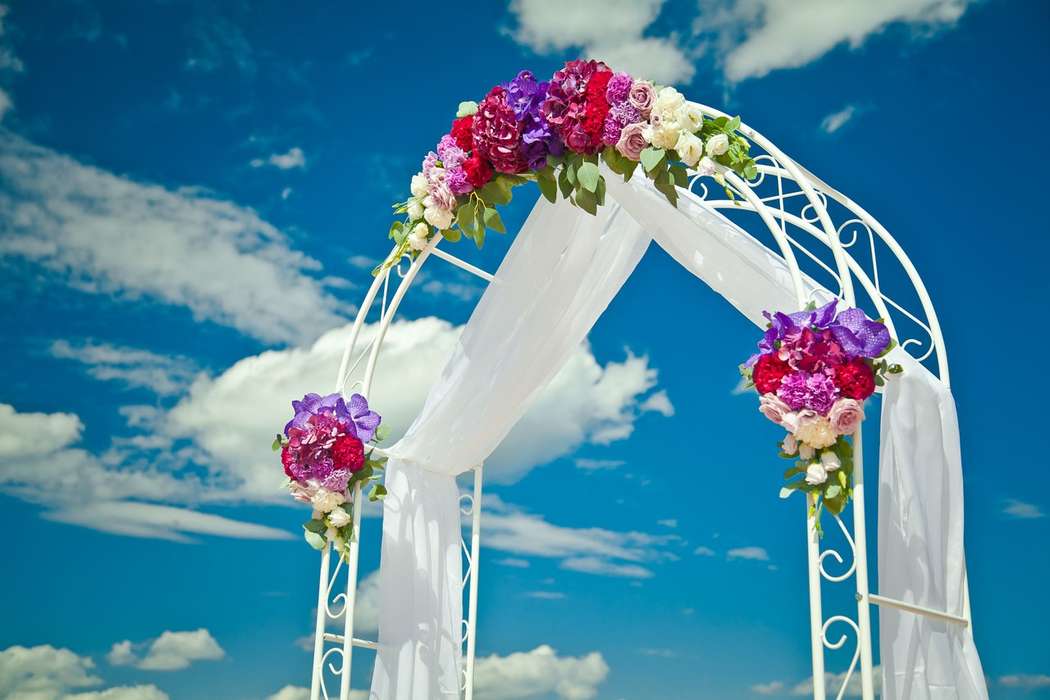 Классическая белая арка для выездных церемоний - фото 3239141 "Хочу декор" - студия идей