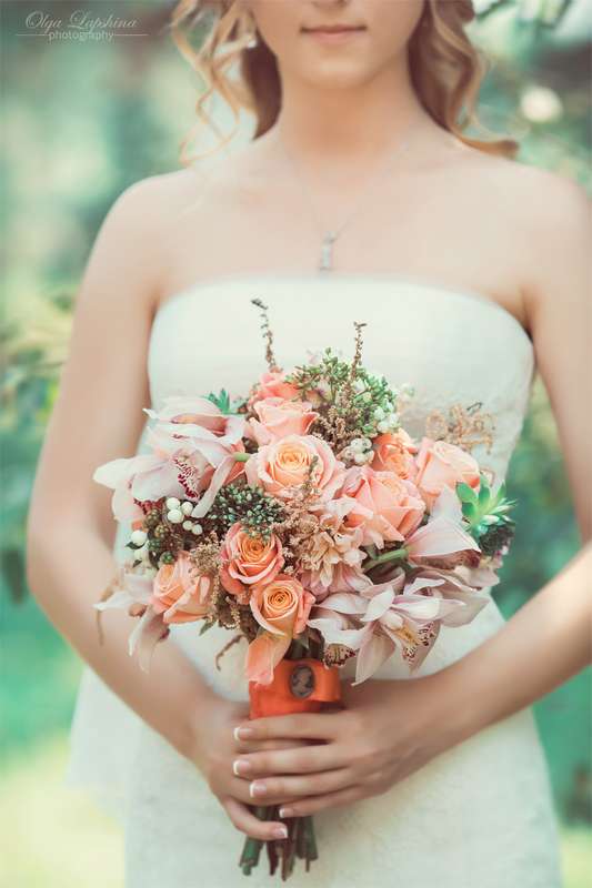 Букет невесты из розовых роз, белых орхидей, зеленого седума, серой брунии, розовой астильбы и зеленого суккулента, - фото 3155815 Ресторан АРТиШОК