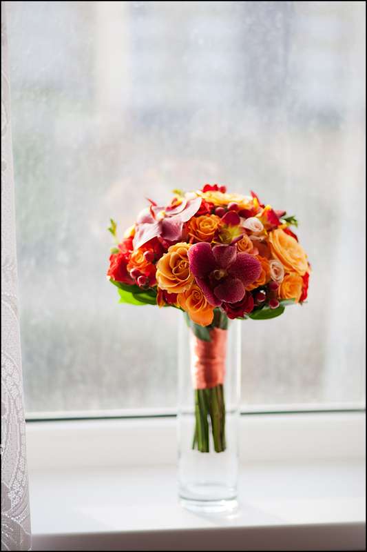 Букет невесты из розовых орхидей, оранжевых, розовых, красных и желтых роз, декорированный оранжевой атласной лентой  - фото 1461755 Мастерская декора Sweet Days