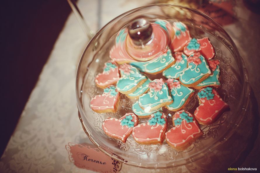 Печенье в виде сердца, украшенное голубой и розовой глазурью, ажурными узорами, под стеклянным куполом - фото 1738213 Фотограф Елена Большакова