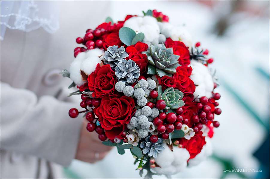 Букет невесты из красных роз, ягод гиперикума, серой брунии и шишек, белого хлопка и хамелациума, зеленых суккулентов и эвкалипта - фото 3445983 Yulia1234