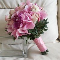 Букет невесты из гортензий, роз и орхидей