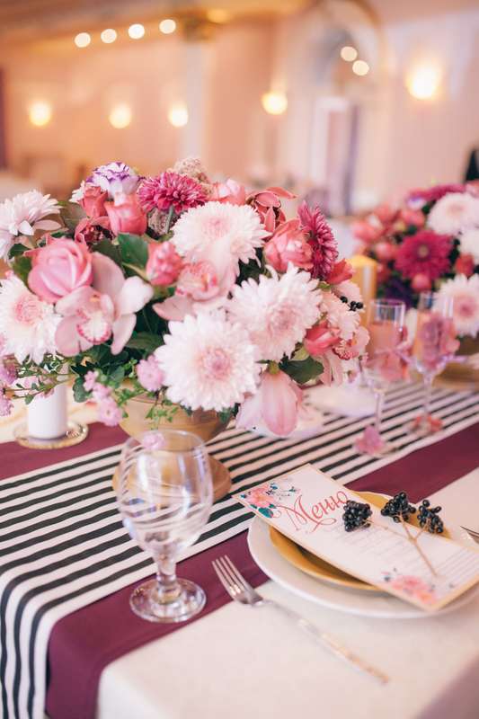 Бледно-розовые и розовые хризантемы, орхидеи, розы, лизиантус, бирючина и зелень в букете.  - фото 3331725 Свадебное агентство "Lucky Wedding"
