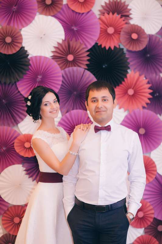Жених и невеста на фоне бумажных бело-розово-фиолетовых зонтиков - фото 3331747 Свадебное агентство "Lucky Wedding"