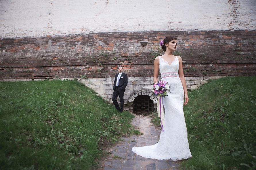 Невеста в классическом прямом платье из кружева со шлейфом со светло-розовым поясом на талии. - фото 3184139 Elena_vl