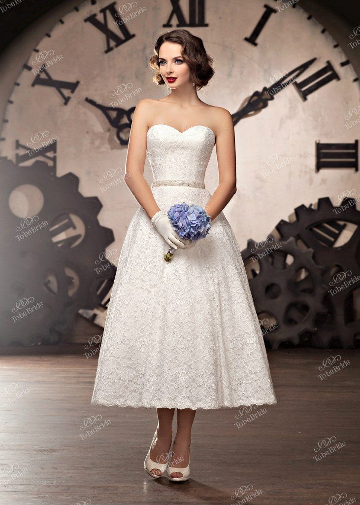 Пышное короткое кружевное платье в стиле 60-х с вырезом "сердце" и поясом из страз на талии - фото 2972361 Салон свадебной и вечерней моды "Белый Танец"  