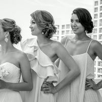 Сборы невесты, стилист в мексике, свадьба в мексике Невеста и её подружке в высотке на балконе