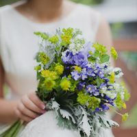 Свадебный букет в стиле рустик из голубых фиалок и зелени