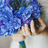 Ярко-голубой букет невесты из гортензий