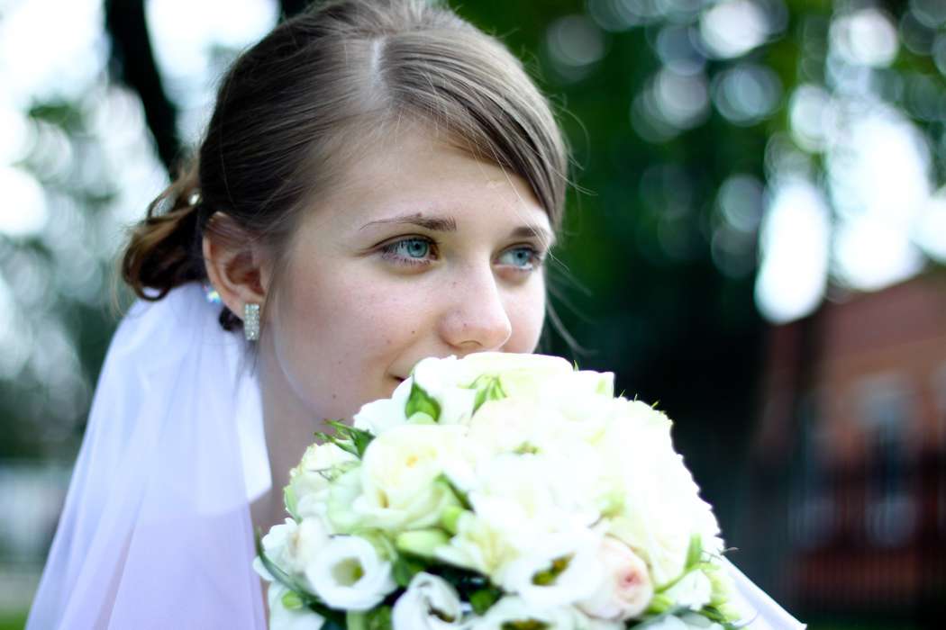 Невеста держит в руках букет невесты с белых цветов в стиле тиффани.  - фото 2991295 Фотограф Осина Анна