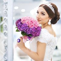 Образ невесты с розово-сиреневым букетом невесты из роз и гортензий