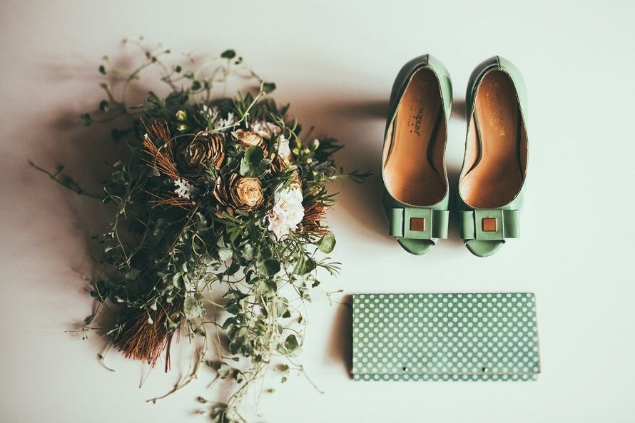 Букет невесты, зелёные туфли невесты с бантами, медными пряжками и французским вырезом для пальцев и зелёная сумочка клатч в - фото 3683557 komorina_a