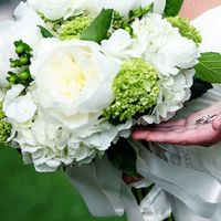 Букет невесты из белых гортензий, роз и зеленого вибурнума и гиперикума 
