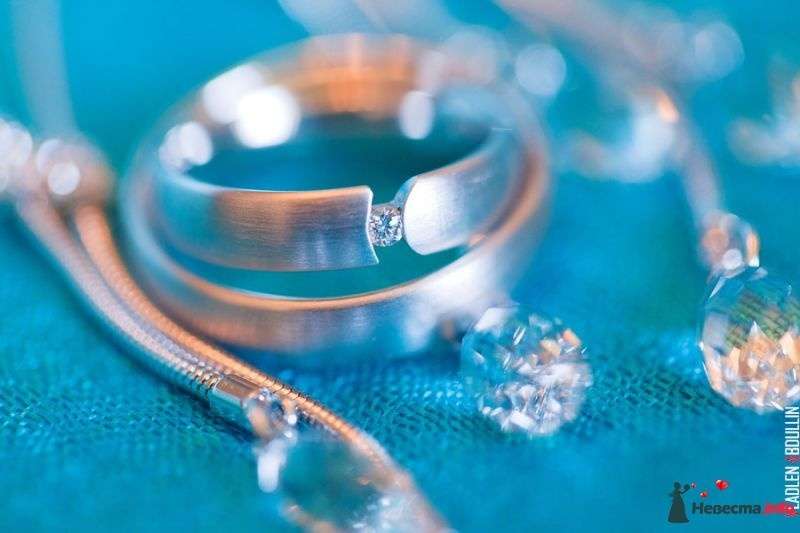 Обручальные кольца с бриллиантом на голубом фоне. - фото 360506 SUN_SHINE
