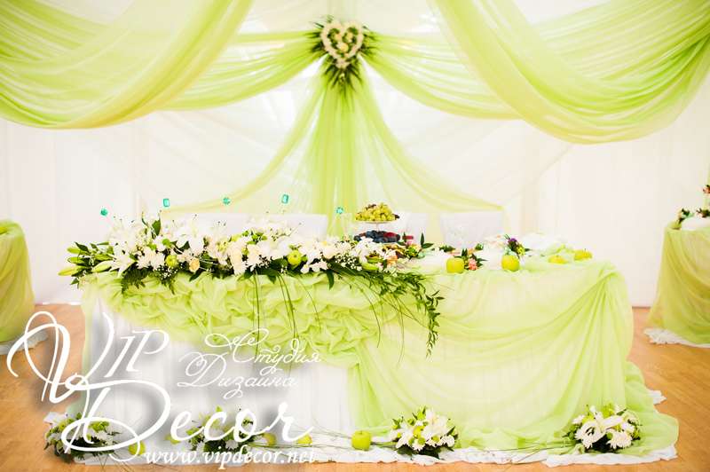 Оформление стола молодых тканями, живыми цветами, свадебные аксессуары в Астрахани - фото 1018507 Декоратор Ольга Лисунова