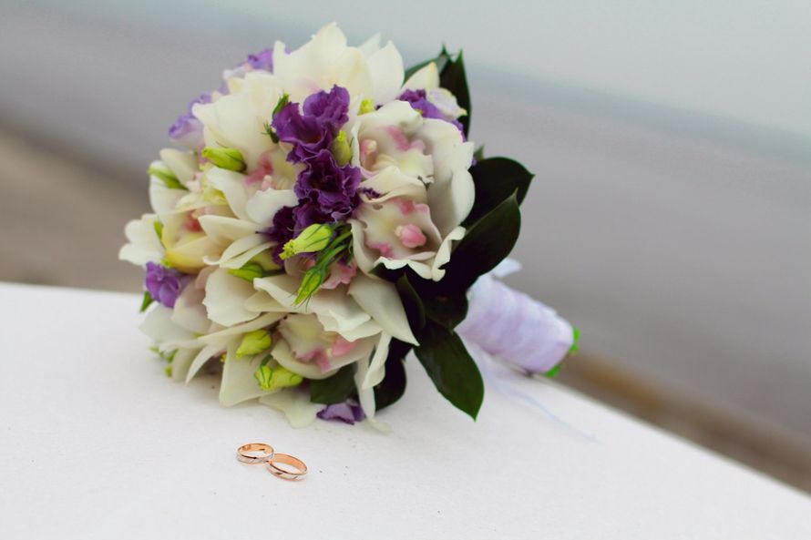 Два обручальных золотых кольца и букет невесты из бело-розовых орхидей, зеленых листьев и фиолетовых эустом, декорированный белой - фото 3058029 Фотограф Юлия Чикалова