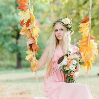 Девушка с букетом на качели Осень